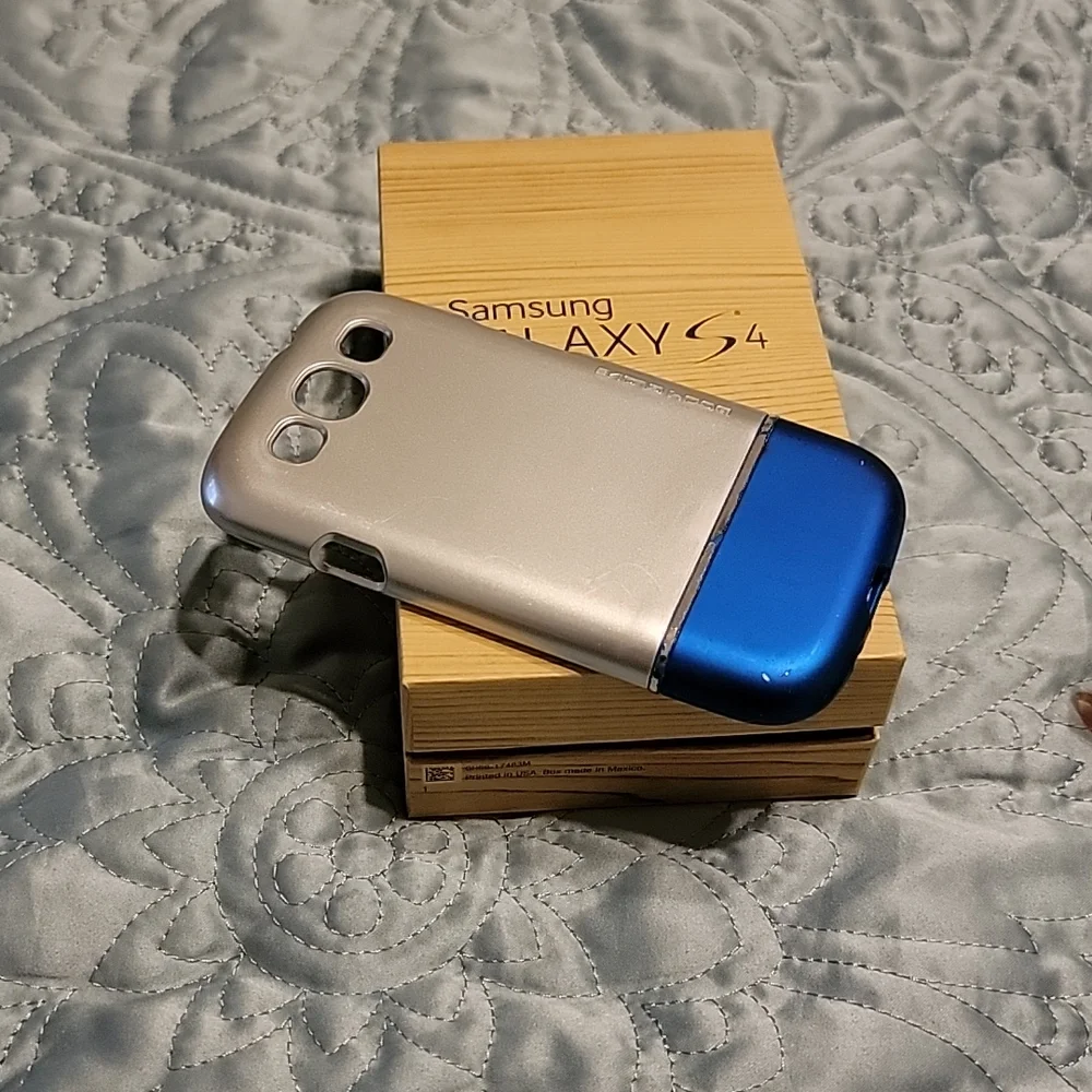 Body Glove Galaxy s4 phone case.